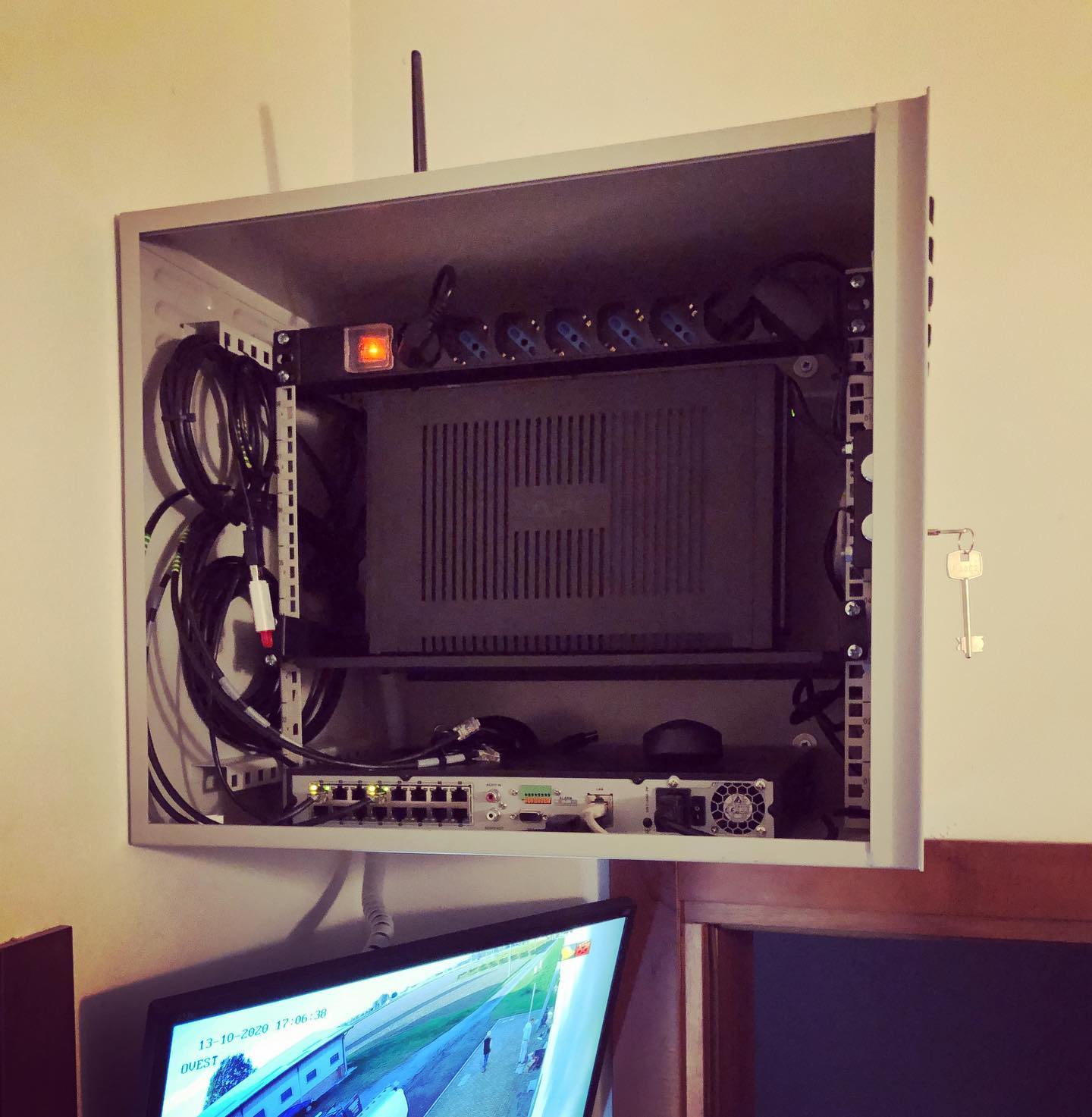 Angoli di #sicurezza @hikvision . #videosorveglianza #videosorveglianzabologna Emiltronica Srl. www.emiltronica.it