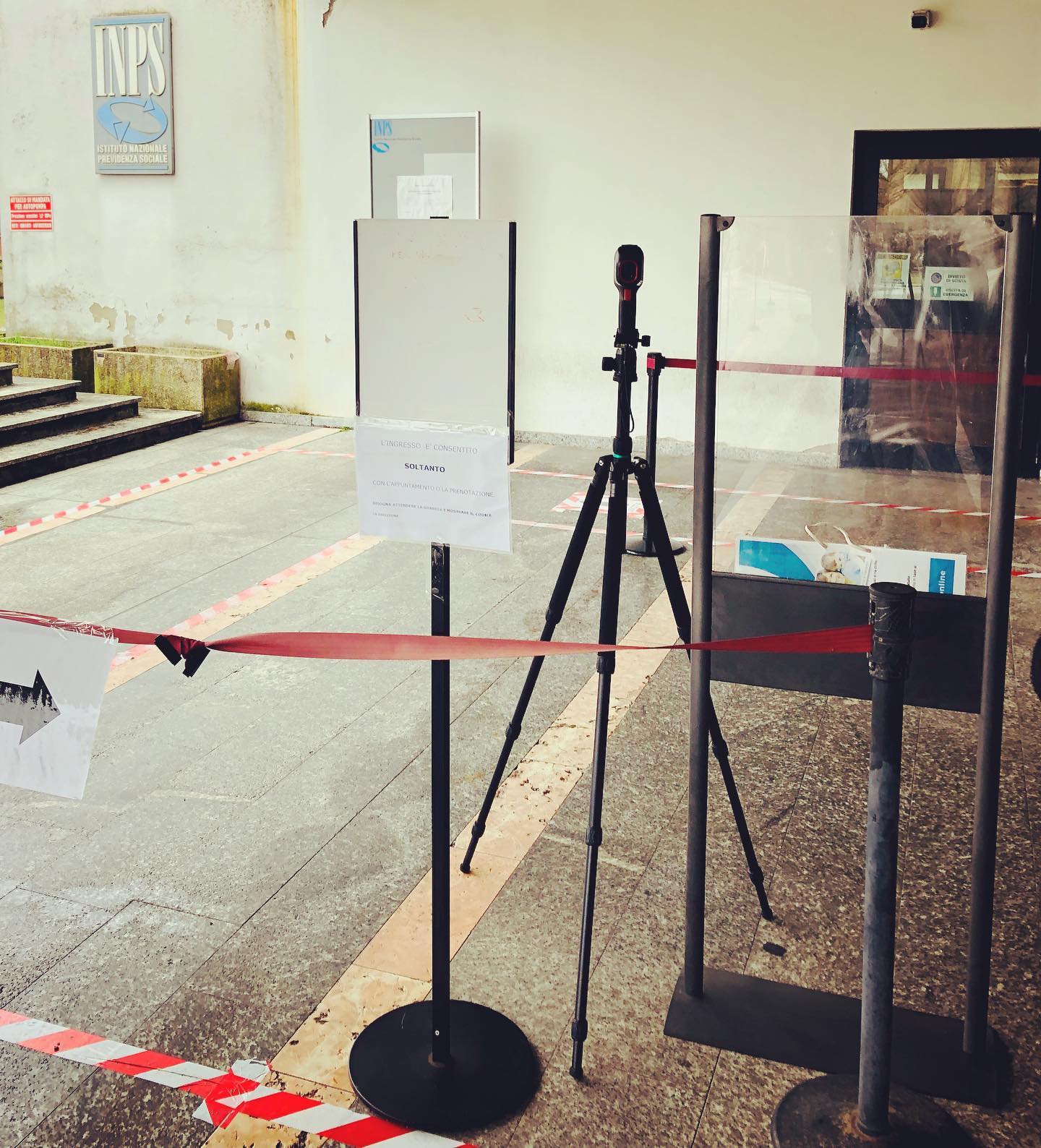 Controllo temperatura accesso sedi INPS. Emiltronica Srl @hikvisionitaly @hikvision @emiltronica_srl  #sicurezzabologna #termoscanner #contrastocovid19 www.emiltronica.it