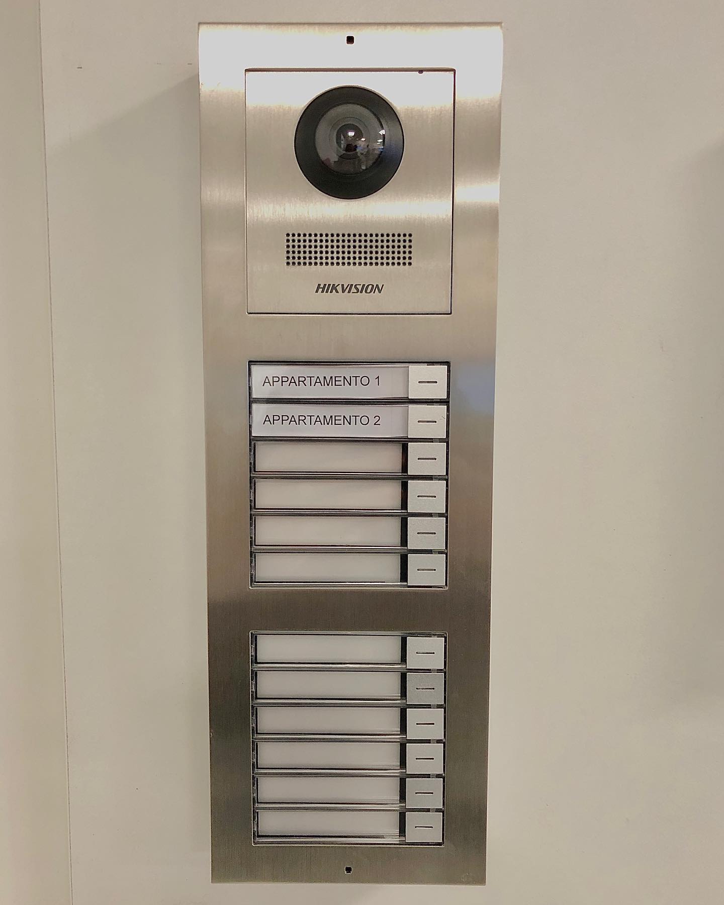 Richiedi la tua soluzione di #videocitofoniaIP #hikvision a @emiltronica_srl www.emiltronica.it #intercomunicanti #videocitofono