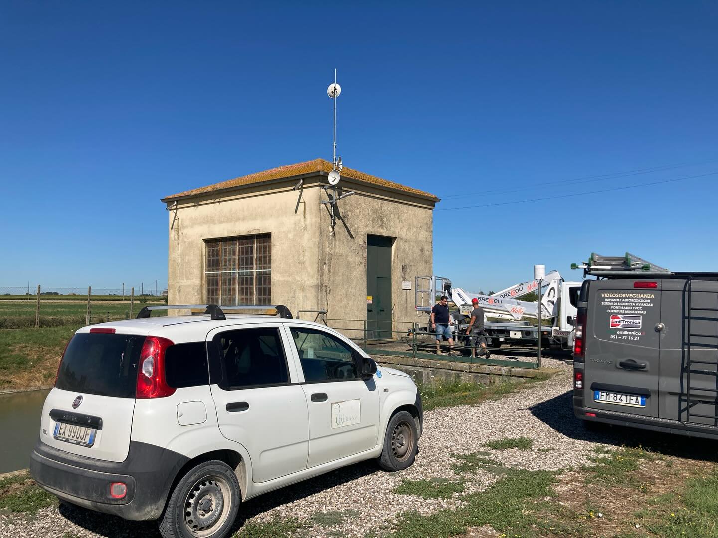 Serve un #ponteradio ? @emiltronica_srl è la tua soluzione. www.emiltronica.it @cambiumnetworks @consorziobonificaburana #ptp #wimax #bonifica #consorziobonifica